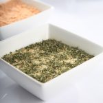 découvrez notre épandeur à gazon efficace pour une distribution uniforme des graines et fertilisants, idéal pour entretenir votre pelouse facilement.